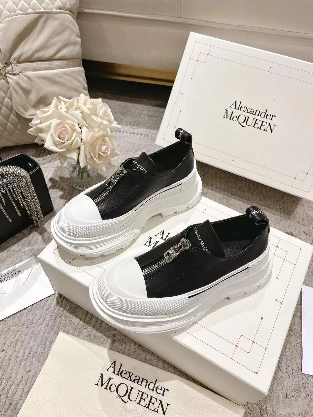👟👟Ex-factory price 600👟👟 Men's size +10 2023 McQueen classic hot style, top version! ALEXANDERAIexanderMcQUEEN✅ has been certified. The latest 2023 counters will be launched at the same time, international T stage catwalk models. 💯Purchased from top ZP, the original version is 1:1 customized, perfectly reproduced, embellished with waterproof zippers on off-road inspired clothing, with imported anti-wear super soft sock cuffs, 3D glue bright strips, excellent comfort, outsole: original TPU double-layer combination outsole. Fabric: Imported silk cow leather Lining: Imported super soft Lycra/space cloth Foot pads: Imported silk sheepskin Size: 35-40 for women, 39-45 for men. Color: all black, black and white, all white, (add 10 for men’s model)